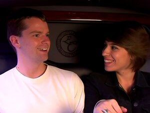 Su polla se puso dura con solo mirar a una milf caliente, así que