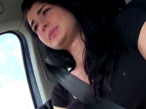 La linda autoestopista cuervo tiene sexo de rebote. La linda