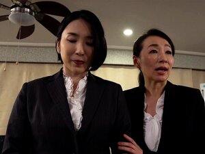 Sexy esposa japonesa delgada se somete a una follada hardcore