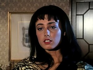 Déjate seducir por los placeres sensuales de una belleza vintage con