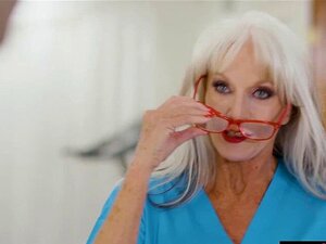 Una vieja terapeuta seductora folla una polla fresca y sabrosa. La
