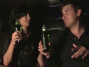 La noche ardiente de swingers comienza con una fiesta de disfraces.