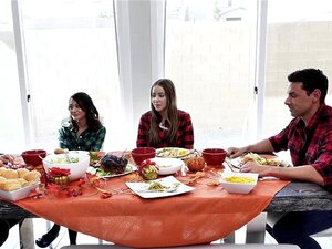 Una madura se folla el coño de Jasmine Greys por detrás en perrito.