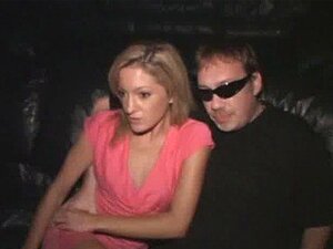 La pequeña rubia Ellie se folla a extraños en un teatro porno