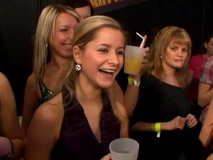 Fiesta de orgía sexualmente explícita. Pollas jugosas se comparten