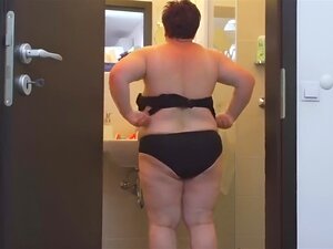 madrastra madura bbw rosa complaciendo a su hijastro afortunado.