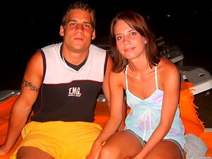 Divertida pareja amateur en la playa