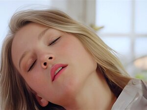 WOWGIRLS La hermosa modelo ucraniana Diana Heaven masturbándose en