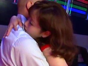 Yuu Kawakami, una MILF asiática caliente, juega a ser una esclava en