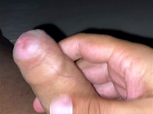 el hombre se masturba lentamente un pene