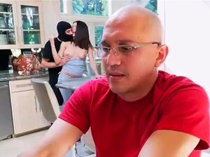 La bomba Lana Rhoades deja que el ladrón la complazca