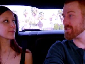 Esposa introvertida descubre la fiesta en ella una vez en la casa de