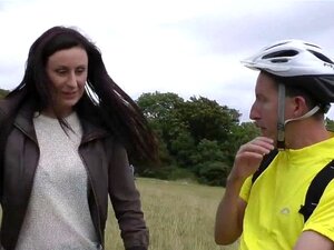 Ciclista británica madura con corrida