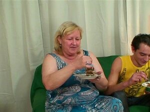La suegra enorme le folla la gran polla hasta que su esposa puta llega