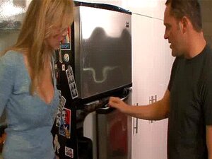 La rubia Julia Ann es follada y recibe una corrida en la cara