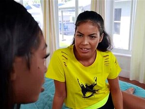 Belleza lésbica de ébano se corre con un amplificador limpio en un