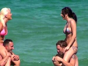 Trío salvaje y mojado. Tres chicas cachondas chupan y follan como si