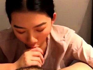 Novia amateur asiática da una mamada POV HD