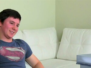 Agente femenina se folla al chico estudiante amateur en casting,