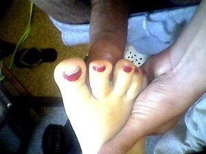 La polla de mi esposa me paga con sus pies