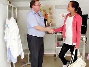 Doctora ginecóloga sin licencia con la delgada Eliss Fire gyno