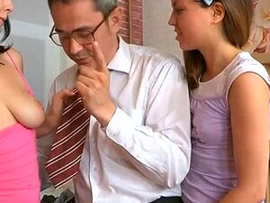 Taladro entusiasta de un viejo tutor
