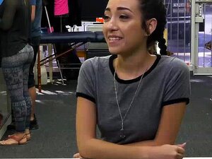 Esta linda desesperada por el dinero involucró acción sexual