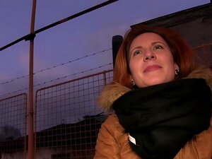 Observa cómo una impresionante pelirroja checa cumple sus deseos más