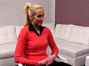 Amateur rubia en trío follando en casting