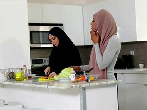 Oliver comiendo secretamente el coño de Milus bajo su hijab. Milu