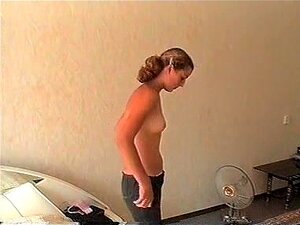 Escena de video casero real con una linda y tímida chica de edad