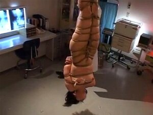 Azotando a una enfermera japonesa boca abajo. Azotando a una enfermera