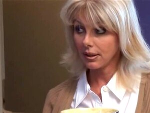 Mujer madura vs chica fresca 54. Mujer madura vs chica fresca 54