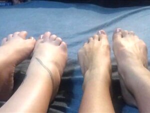 Ritsa y Anastasia mueven sus pies sexys