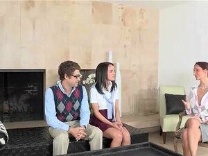 Maestra MILF con grandes tetas en un trío con dos estudiantes