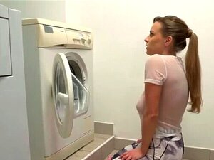 Bebé con grandes tetas chupando a su compañero de cuarto antes del