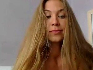 Masturbación amateur bronceada masturbándose sola con los dedos.