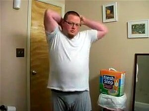 Desnúdate y pajeate en la ducha, Desnudo de mi ropa y pajeándome en