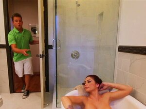 La madrastra MILF se une a su hijastra y su novio en la ducha para una