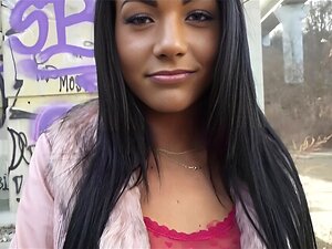 Morena recogida deja que un extraño le folle el coño afeitado en