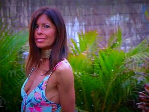 Madura española en traje de baño caliente