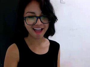 Camgirl morena y linda mostrando su coño y culo en nosotros