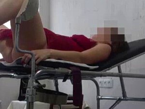 La chica en el vestido rojo del ginecólogo. Examen completo Espejos