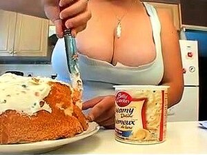 Ama de casa amateur con grandes tetas chupa y acaricia un poste de