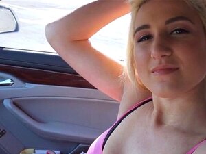 La estrella porno tetona fue al asiento trasero y la mostró. La