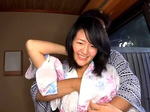 Jugosa perra oriental de pecho plano en un video porno casero real en