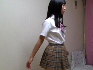 Escolar japonesa desnudándose por completo