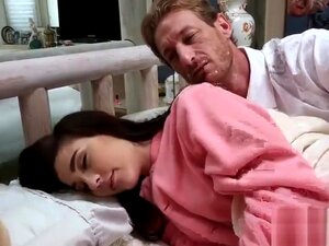 La hijastra de Jenna, la mamá y la amiga, reciben un strapon anal