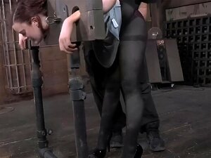 ¡Sumérgete en el máximo placer de 'Pillory Screw'! Explora las