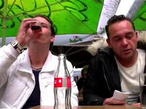 Hoe tetona se traga la polla real de un cliente